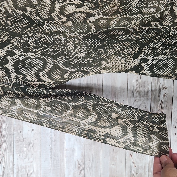 Harlow & Rose, khaki grn and creme, reptile pattern dress, Size M. - Picture 5 of 8